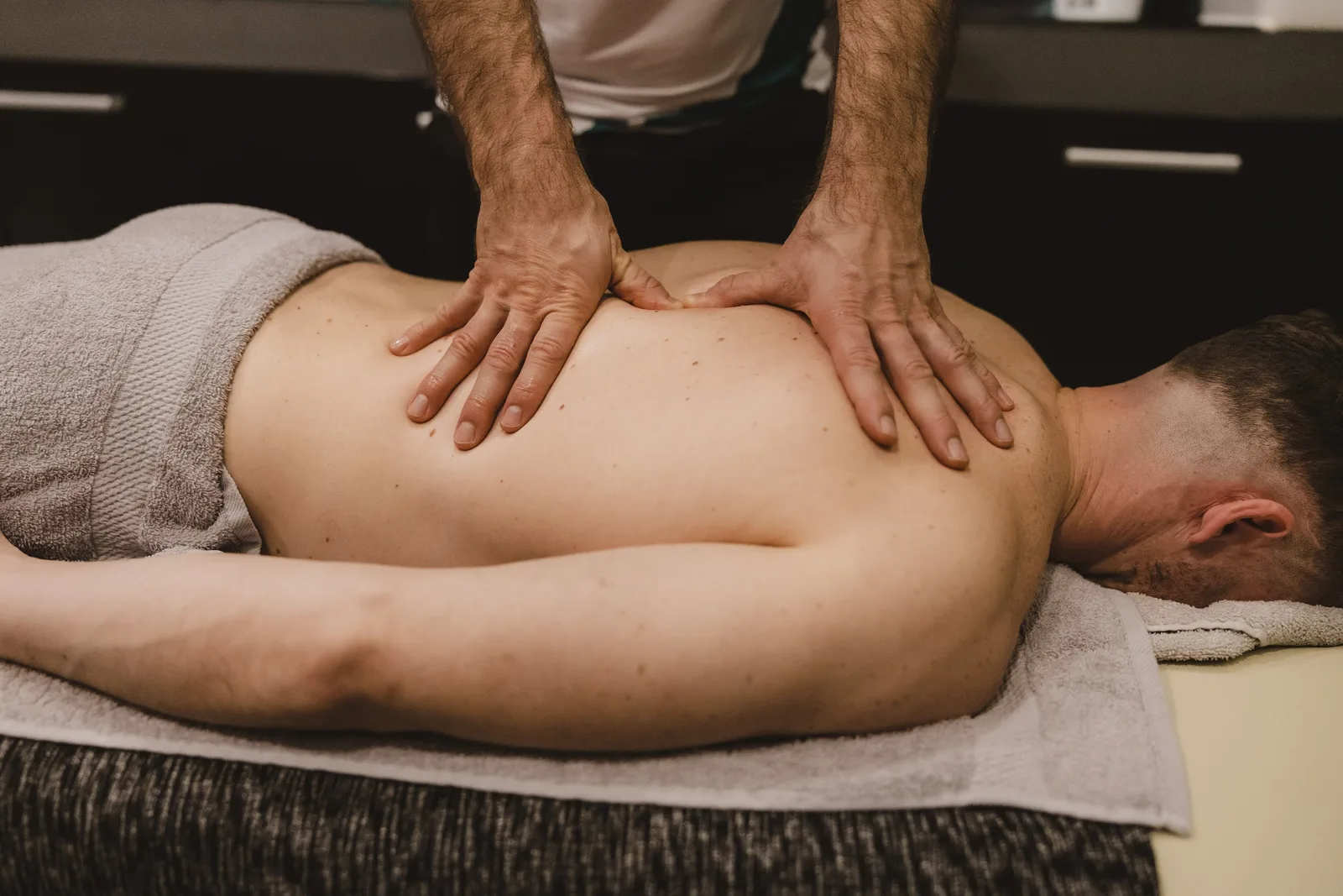 Ciljana masaža leđa u Fizio Spa tretman sobi