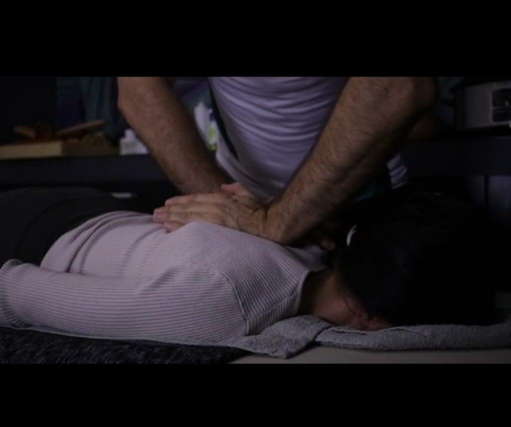 Kiropraktičarski tretman lumbalne kičme i sakroilijačnog zgloba. Kiropraktičarski tretman lumbalne kičme i sakroilijačnog zgloba.