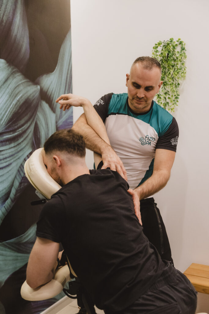 Tretman kiropraktike ramena u stolici